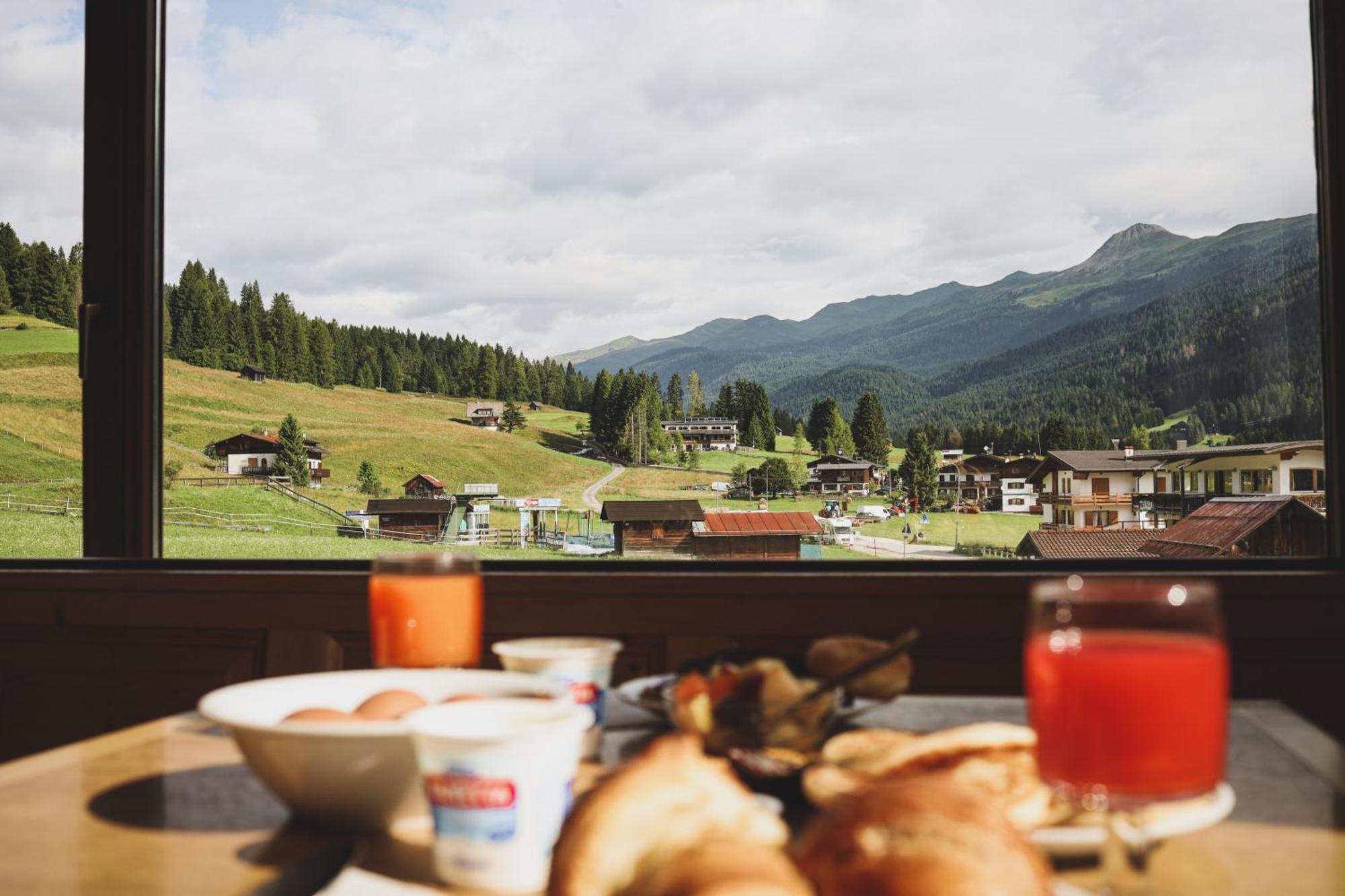 Hotel D'La Varda Di Topran D'Agata Paolo &C Sas ปาโดลา ภายนอก รูปภาพ