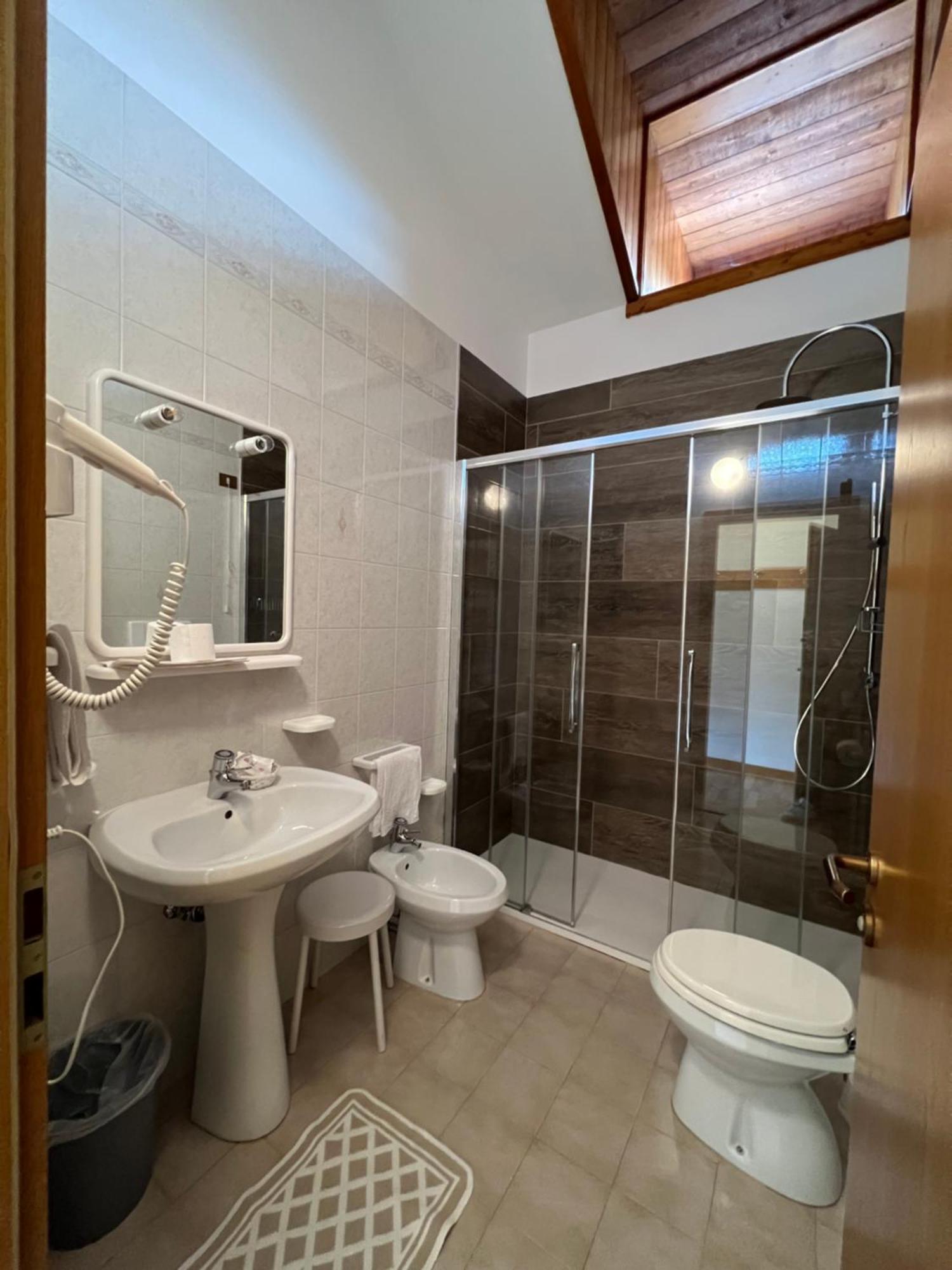 Hotel D'La Varda Di Topran D'Agata Paolo &C Sas ปาโดลา ห้อง รูปภาพ