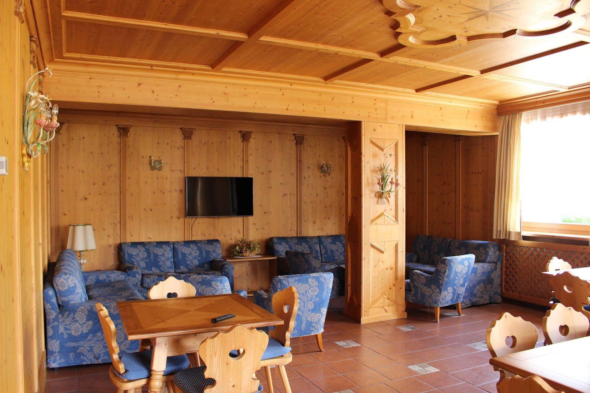 Hotel D'La Varda Di Topran D'Agata Paolo &C Sas ปาโดลา ภายนอก รูปภาพ